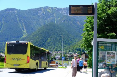 Sarı Tyrol toplu taşıma otobüsleri, Avusturya 'daki Achensee Gölü yakınlarındaki dağ köyleri vadisindeki yollar, ulaşım, turizm, aktif yaşam tarzı, Maurach, Avusturya - Haziran 2022