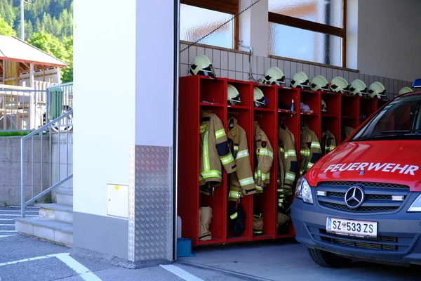 Brandweerkazerne Met Rode Brandweerwagen Brandweeruniform Vrijwillige Brandweer Oostenrijk Vrijwilligersconcept Brandbestrijding — Stockfoto