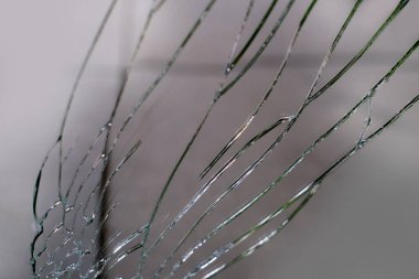 Kırık ayna, cam, stres konsepti, depresyon, vandalizmin yıkıcı hareketleri, eylem sigortası gibi büyük çatlaklar.