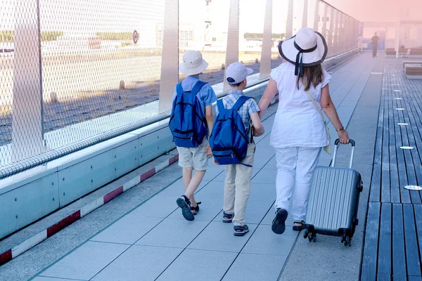 Családi Beszállás Repülőgép Bőrönddel Két Gyermek Fiatal Utazó Fiúk Éves — Stock Fotó