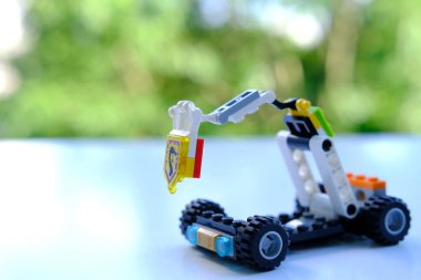 Manipülatörlü transformatör araba, lego parçalarından, güzel yeşil arka plandan, konsept geliştirme iyi motor beceriler, yaratıcılık, çocuk eğlencesi, icat, Frankfurt - Haziran 2022