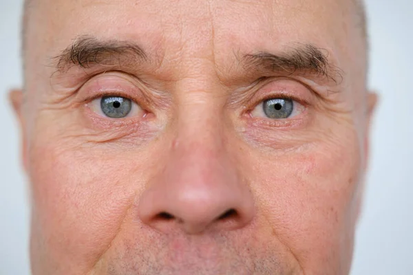 カリスマ熟女のクローズアップ シニア60歳は慎重に顔にしわを検討見て 皮膚の折り目 年齢関連の皮膚の変化 審美的な注射美容 ケアアンチエイジング手順 — ストック写真