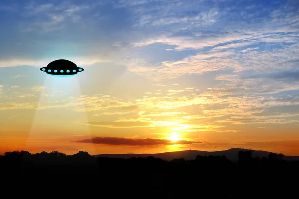 Zwart Silhouet Van Ufo Ruimteschip Prachtige Kleurrijke Dramatische Hemel Met — Stockfoto