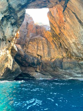 Turistik eğlence mağaraları keşfetmek, mağaraları keşfetmek, tepesinde delik olan mağaralar, Akdeniz, berrak turkuaz su, macera, su altı mağaraları, aktif spor, harika tatil, içme suyu eksikliği.