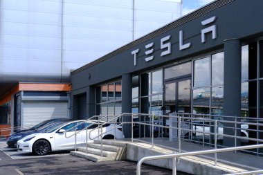 Tesla ofisi, Amerikan şirketi, elektrikli araba üreticisi Elon Musk, satış merkezi, alternatif enerji geliştirme konsepti, elektrikli araç üretimi, Innsbruck, Avusturya - Haziran 2022