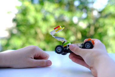 Manipülatörlü transformatör araba, lego parçalarından, güzel yeşil arka plandan, konsept geliştirme iyi motor beceriler, yaratıcılık, çocuk eğlencesi, icat, Frankfurt - Haziran 2022
