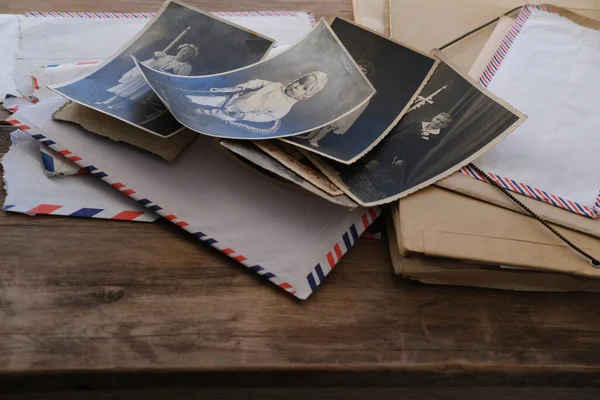 Régi Fotók 1950 Levelek Borítékai Otthoni Archív Dokumentumok Fából Készült — Stock Fotó