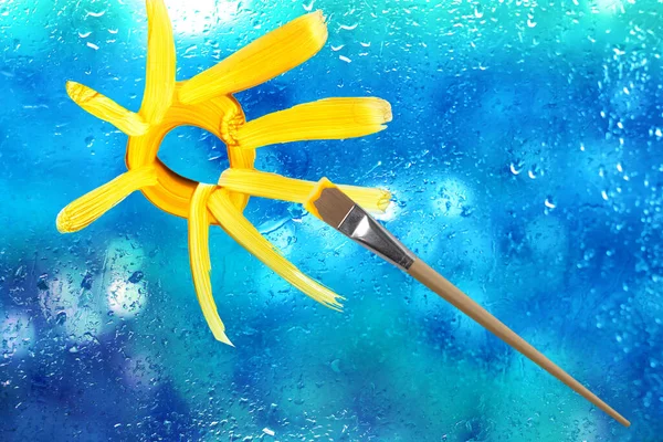 Сонце Намальоване Широкими Впевненими Штрихами Жовта Фарба Віконному Склі Дитячий — стокове фото