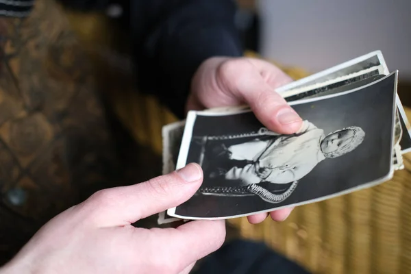 Zbliżenie Męska Ręka Trzymając Stare Zdjęcia Vintage Kolorze Sepia 50S — Zdjęcie stockowe