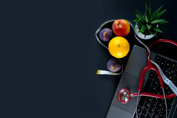Laptop Stethoskop Für Medizinische Geräte Obst Maßband Auf Schwarzem Hintergrund — Stockfoto