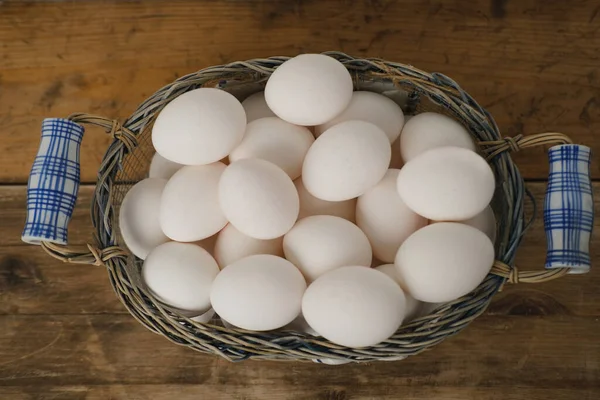 木のテーブルの上に新鮮な白い鶏の卵とメッシュヴィンテージの金属バスケット 貴重な食品 イースター料理の伝統 ライム透明シェルの卵の白と黄身のクローズアップ — ストック写真