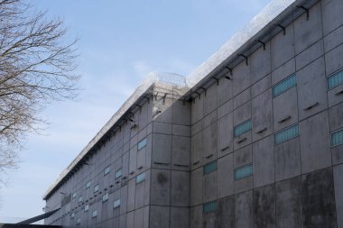 Yüksek beton çitler, dikenli teller, mahkeme öncesi gözaltı hücresi, suçlulara verilen cezaların infazı, konsept hapishane, güvenlik bölgesi, esaret umutsuzluğu