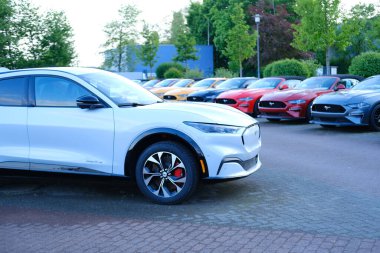 Beyaz Elektrikli Ford Mustang Mach-E elektrikli araba, alternatif enerji, Frankfurt - Mayıs 2023