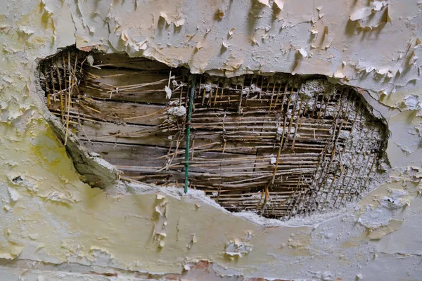 Összeomló Ház Összeomlott Mennyezet Repedések Koncepció Megsemmisítése Épületek Nedvesség Tető — Stock Fotó