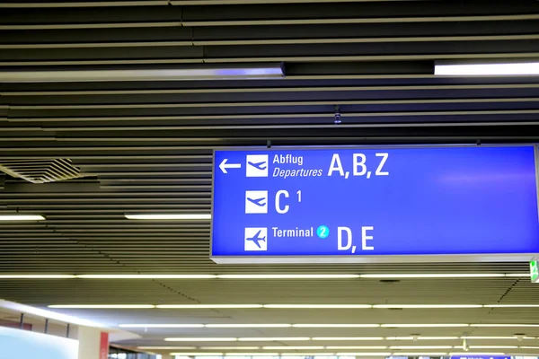 Nahaufnahme Flughafenhalle Mit Hinweisschildern Blaue Schilder Zeigen Terminalnummer Hinweisschilder Flughafen — Stockfoto