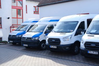 Kurtarma istasyonunda beyaz Malta ambulans minibüsleri, acil durum hizmetleri, ulaşım aracı, yardımsever Christliche Hilfsorganization, Frankfurt, Almanya - Mayıs 2022