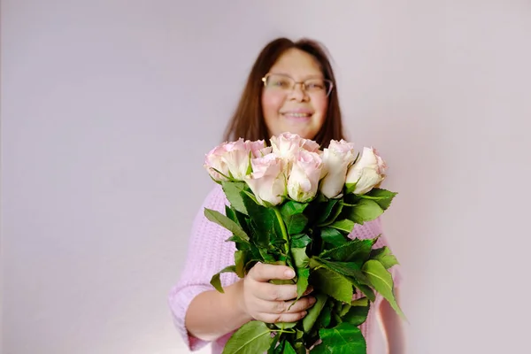 白の花束のクローズアップ ピンクのバラ 大人の女性の手の中に ガールフレンドとの日付に花をもたらしました ボーイフレンド お母さんに与えます 母の概念 バレンタインデー 誕生日 前景に焦点 — ストック写真