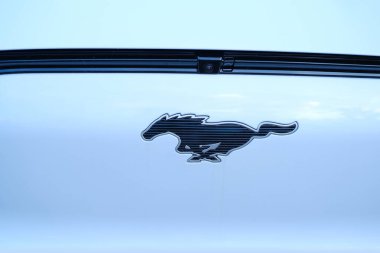 Beyaz Elektrikli Ford Mustang Mach-E elektrikli araba, alternatif enerji, Frankfurt - Mayıs 2023