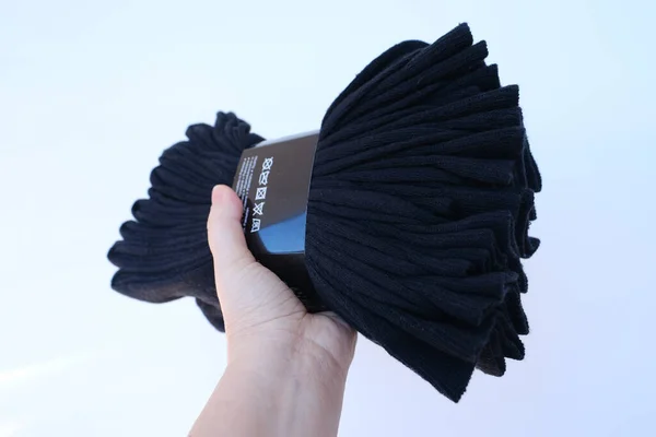 Велика Упаковка Нових Чоловічих Чорних Шкарпеток Жіночій Руці Концептуальний Подарунок — стокове фото