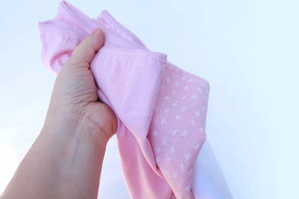 Yeni Renkli Çamaşırları Kadın Elinde Yaklaşın Kadınlar Kızlar Için Pamuk — Stok fotoğraf