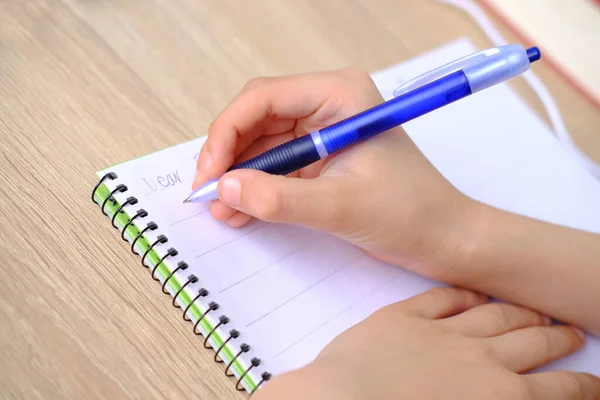 Criança Estudante Escreve Palavras Carta Para Amigo Inglês Caderno Com — Fotografia de Stock
