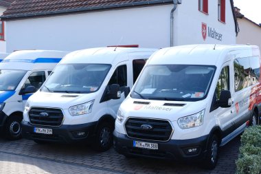 Kurtarma istasyonunda beyaz Malta ambulans minibüsleri, acil durum hizmetleri, ulaşım aracı, yardımsever Christliche Hilfsorganization, Frankfurt, Almanya - Mayıs 2022