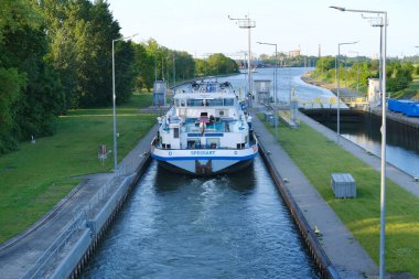Spessart büyük petrol mavnası seyyar nehir ana, petrol yükleme tesisi, nakliye kanalları, ulaşım petrol ürünleri, Frankfurt - Mayıs 2023
