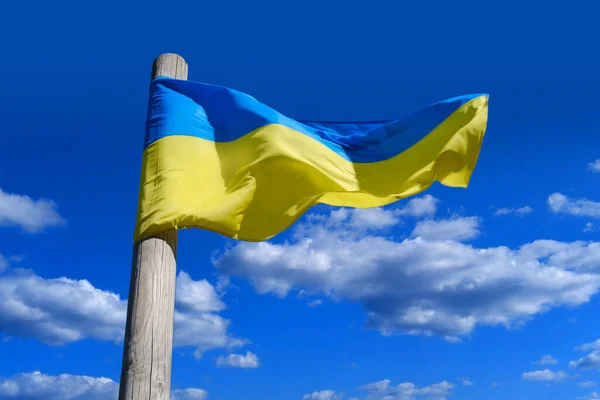 Атласный Национальный Флаг Независимого Государства Украина Трепещет Шелковой Ткани Против — стоковое фото