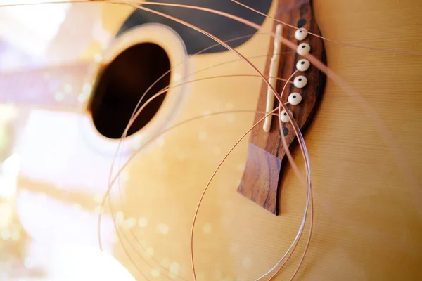 Hangszer Közeli Fából Készült Része Húr Váltogatása Akusztikus Gitáron Szabadon — Stock Fotó