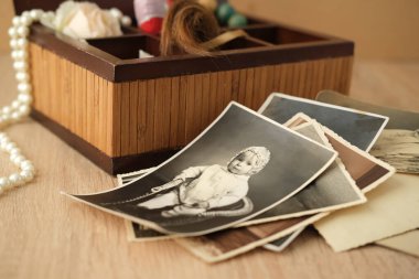 Masada eski aile sepia fotoğrafları, değerli kalp yadigârları, aile ağacı konsepti, soy ağacı, ev arşivi, atalarımızın hafızası, çocukluk anıları.