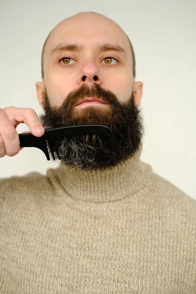 男脸特写 年轻的胡子和胡须男子 30岁的男子梳理浓密的胡子 胡子和胡须护肤产品的概念 面部下部的发线卫生 — 图库照片