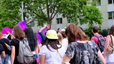 FRANKFURT - 17 Temmuz 2021: Uluslararası LGBT hareketinin katılımcıları, gökkuşağı bayraklarıyla Gay onur yürüyüşü, insanların gösterisi, lezbiyen, biseksüel, transseksüel insanların toplu yürüyüşü