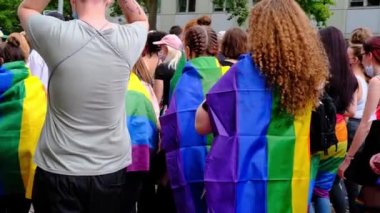 FRANKFURT - 17 Temmuz 2021: Uluslararası LGBT hareketinin katılımcıları, gökkuşağı bayraklarıyla Gay onur yürüyüşü, insanların gösterisi, lezbiyen, biseksüel, transseksüel insanların toplu yürüyüşü