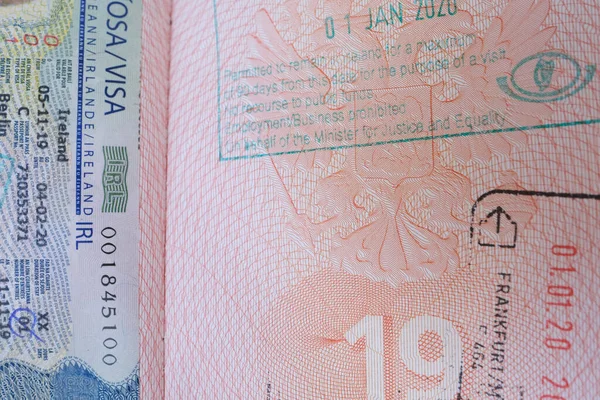 附有欧洲爱尔兰签证 边境印章 入境许可 环球旅行概念 旅行证件的俄罗斯联邦外国护照 — 图库照片