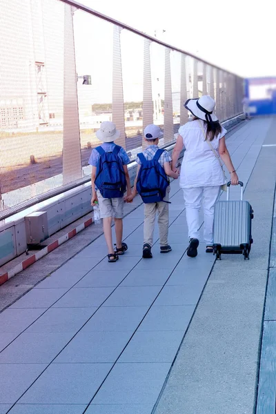 Avião Embarque Familiar Mulher Com Mala Dois Filhos Jovem Viajante — Fotografia de Stock