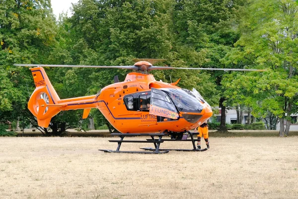 Оранжевый Спасательный Вертолет Санитарный Самолет Скорой Помощи Германия Вертолетной Площадке — стоковое фото