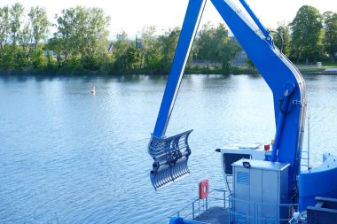Nehir yatağı temizleme kazıcısı, hidrolik çalışmalar, acil müdahale, endüstriyel suların temizlenmesi, durgun rezervlerin ıslahı, nehir kıyıları, çevre sorunları
