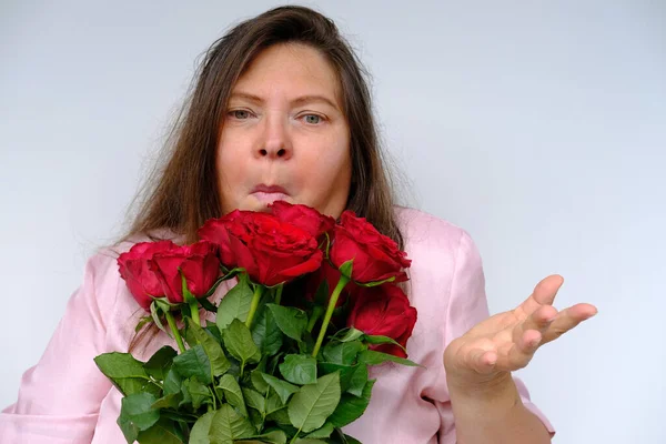 Ramo Flores Rosas Rojas Mujer Mediana Edad Años Con Ojos — Foto de Stock