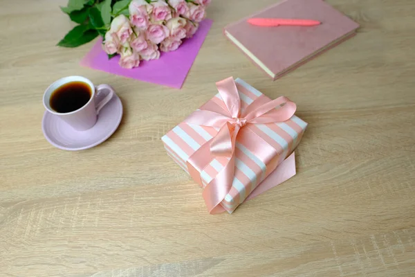 Букет Білих Рожевих Троянд Чашка Чаю Кава Подарунок Атласною Стрічкою — стокове фото