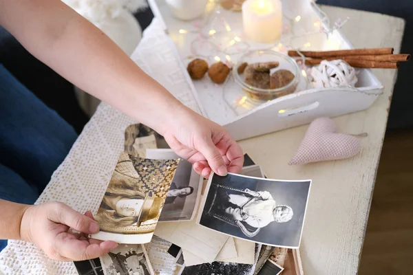 Woman Looking Her Old Photographs 1965 1970 Concept Nostalgia Memories — Stock Photo, Image