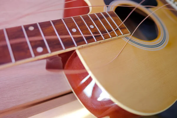 Close Parte Madeira Instrumento Mudando Cordas Guitarra Acústica Cordas Penduradas — Fotografia de Stock