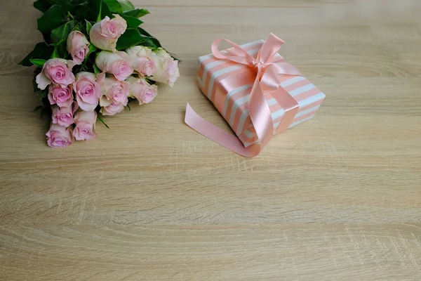 Bouquet Roses Blanches Rose Boîte Avec Cadeau Avec Ruban Satin — Photo