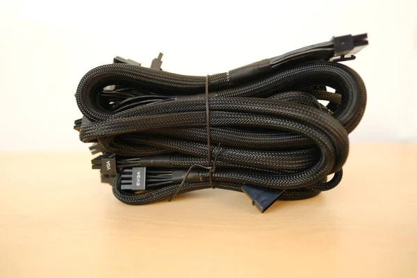 计算机专用电缆的特写斜 连续电源 超高的效率和完全模块化的技术升级概念 — 图库照片