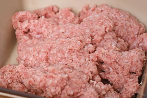 肉のひき肉 子羊の脂肪と新鮮なミンチ肉 キッチンで自宅で調理する概念 — ストック写真