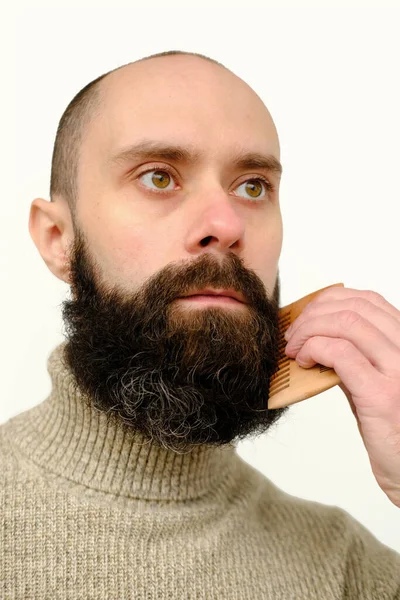 男脸特写 年轻的胡子和胡须男子 30岁的男子梳理浓密的胡子 胡子和胡须护肤产品的概念 面部下部的发线卫生 — 图库照片