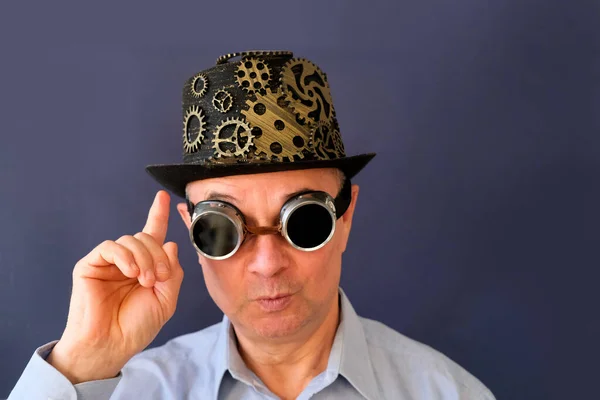 Adulto Anziano Eccentrico Scienziato Inventore Cappello Occhiali Neri Stile Steampunk — Foto Stock