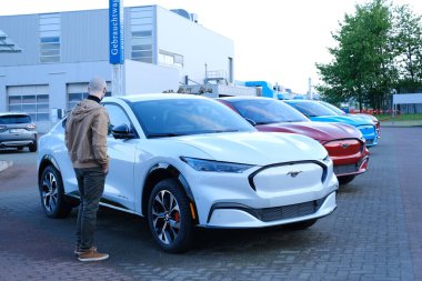 Elektrikli Ford Mustang Mach-E, 22 Mayıs 2023 'te Frankfurt' ta elektrikli araç, alternatif enerji satışında uzmanlaşmış şirket mağazasının otoparkında sergileniyor.