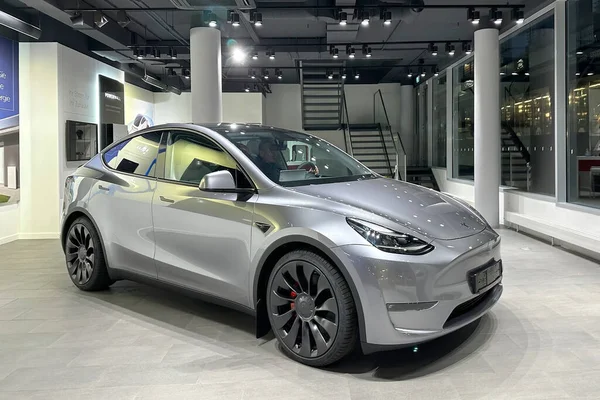 Stüdyoda Merkür Gümüş Metalik Renkli Tesla Model Showroom Elektrikli Araç — Stok fotoğraf