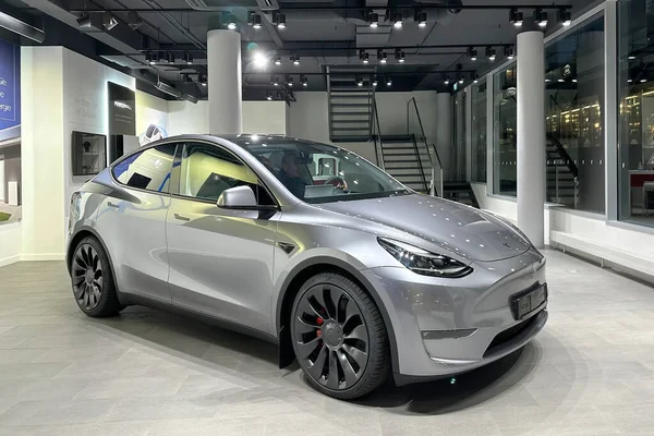 Модель Рідкому Сріблі Під Назвою Mercury Silver Metallic Color Studio — стокове фото