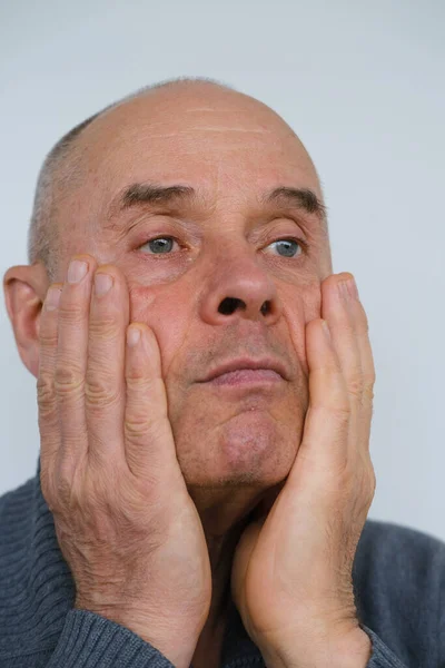 魅力成熟男子的特写镜头 年事已高的60岁老人仔细审视脸上皱纹 皮肤褶皱 与年龄有关的皮肤变化 美学注射美容术 护理抗衰老程序 — 图库照片
